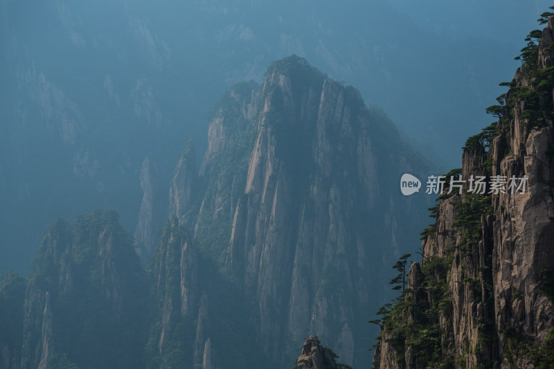 形态各异的山峰