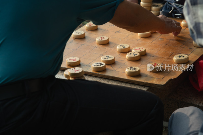 几个男人在户外下中国象棋的场景