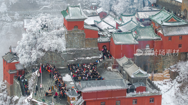 武当山金顶雪后游客排队上山游览