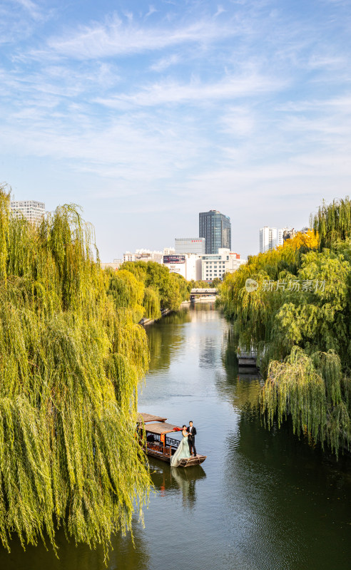 济宁老运河越河河道桥梁城市建筑倒影景观