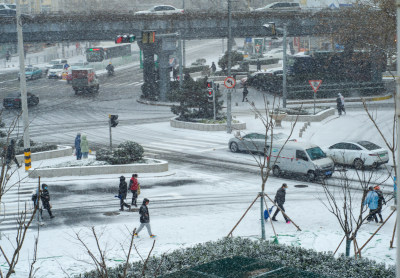 下雪的青岛街道