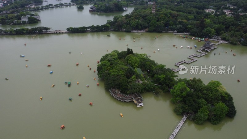 广东惠州：五一黄金周期间西湖湖上游船众多