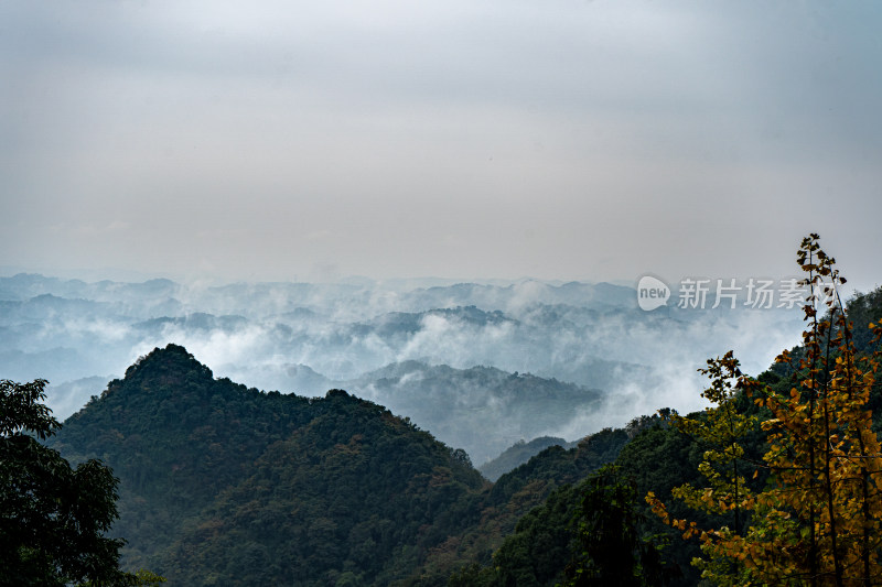 群山对天的景色