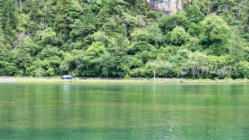 四川阿坝理县毕棚沟景区的清澈湖水