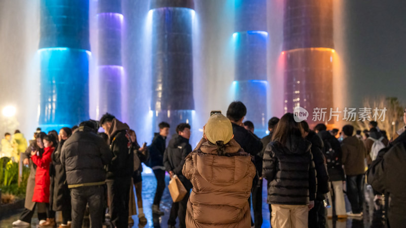 成都SKP商场的生机之塔夜景是打卡拍照地