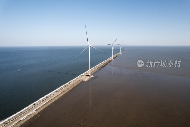 海边的风力发电机组远景航拍