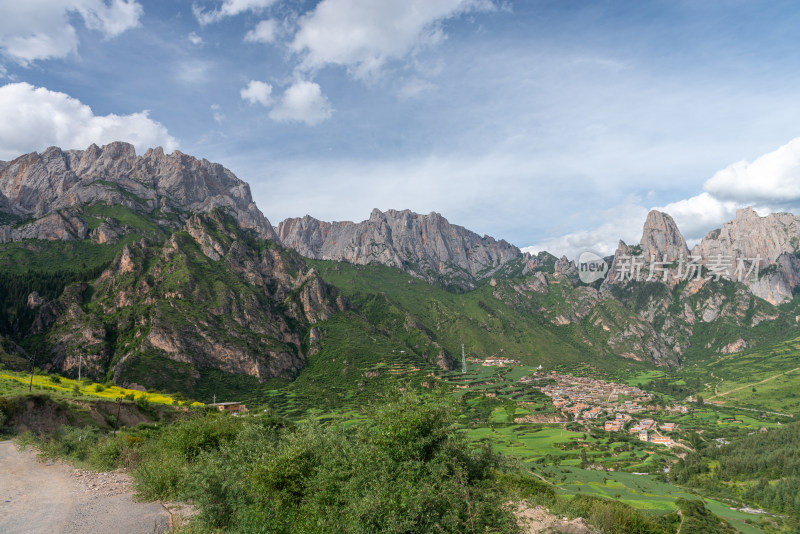 蓝天白云山峰