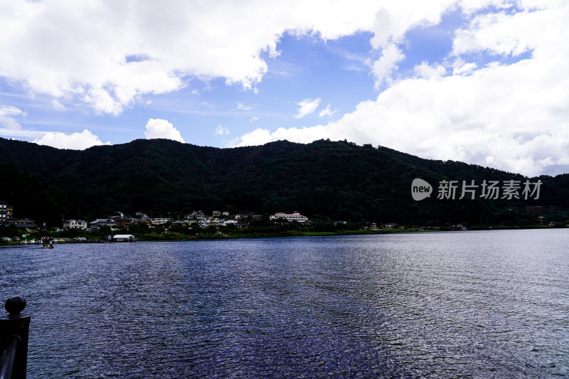 日本山梨县富士山河口湖夏天宁静的湖光山色