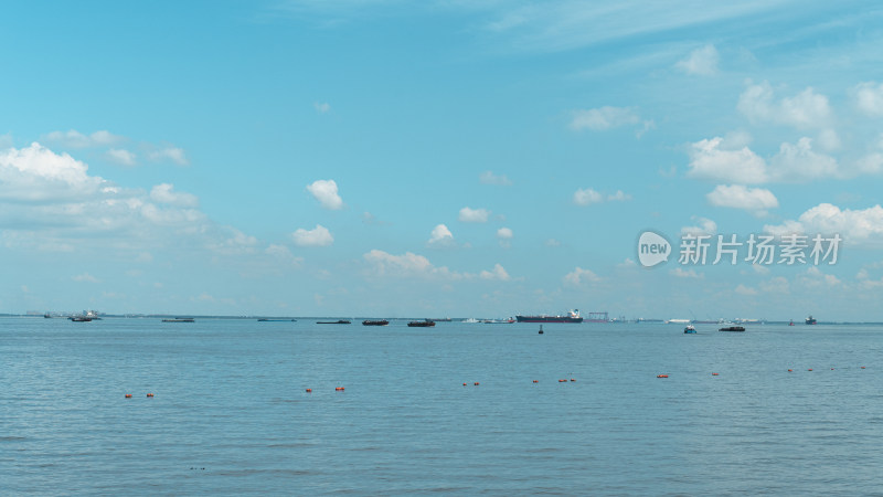 广阔海面上有船只的晴朗天空风景