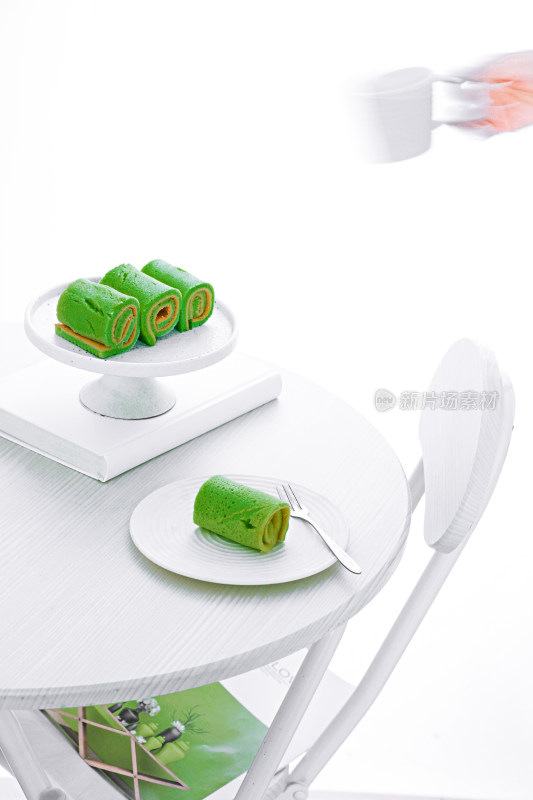 白色桌面碟子中的绿色抹茶蛋糕
