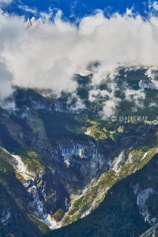 云海中的玉龙雪山