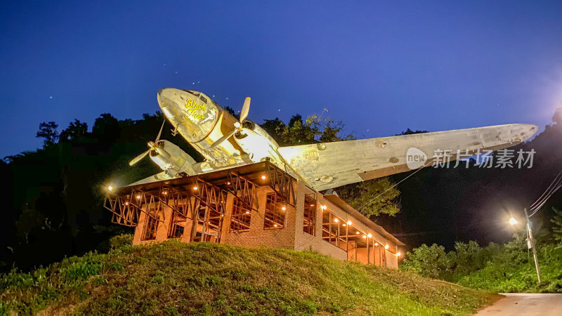 夜间飞机造型建筑景观