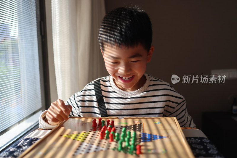 正在下跳跳棋的中国小学生
