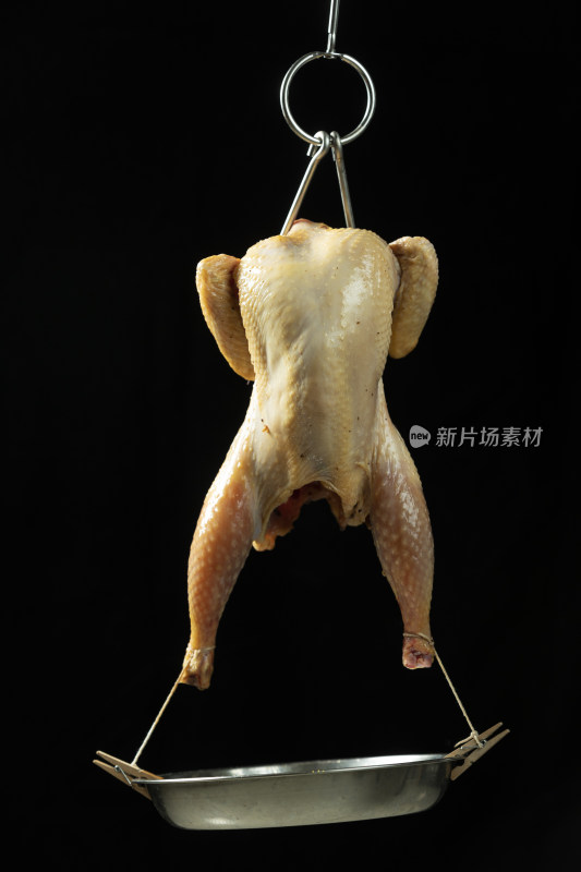 悬挂腌制的生鸡肉