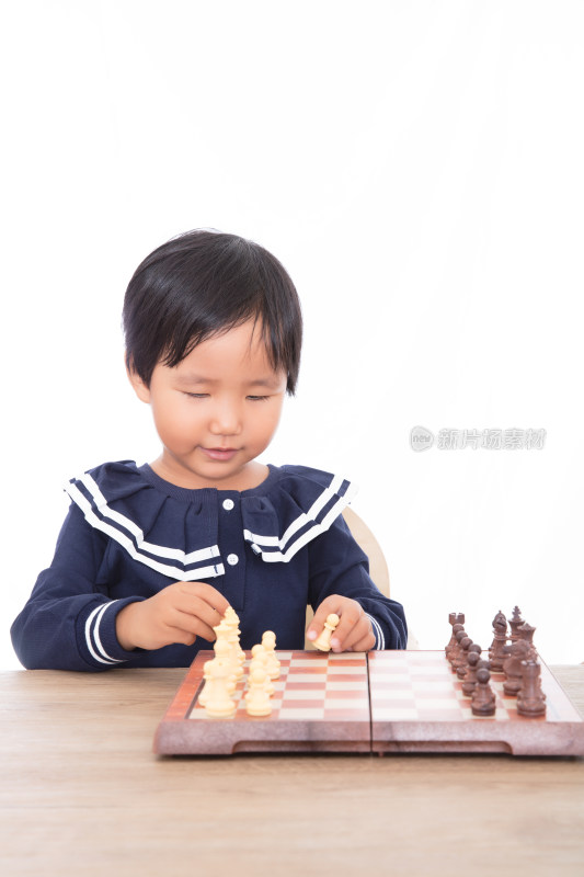 可爱的中国孩子在练习国际象棋