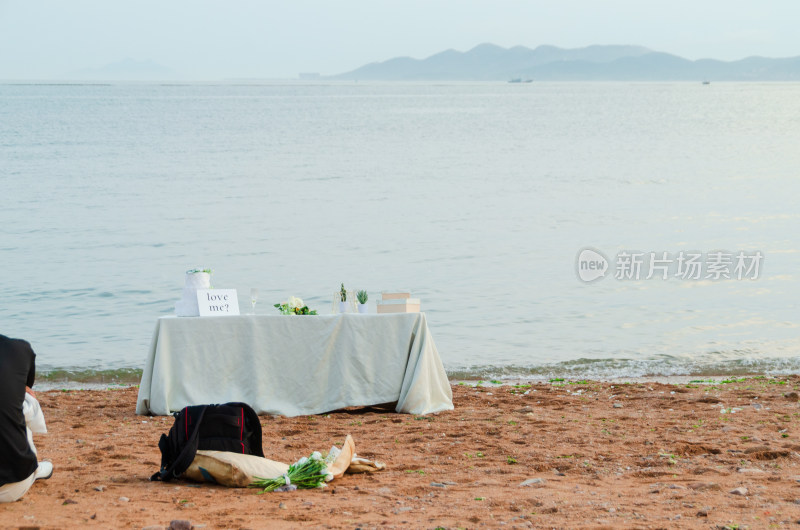 海边沙滩布置的浪漫场景