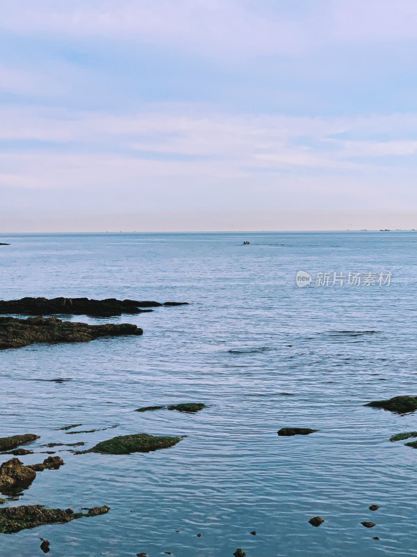 大连金石滩风景区海边礁石与平静海面景观