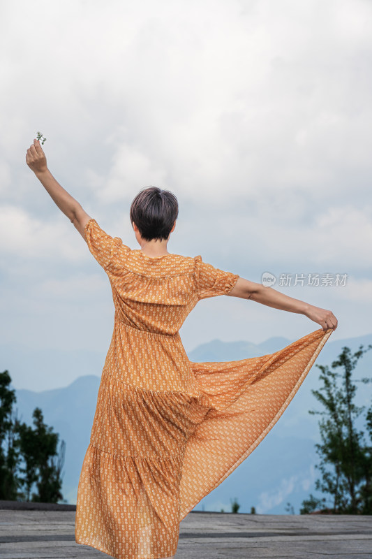 晴朗的夏天午后走在盘山公路上的中国女性