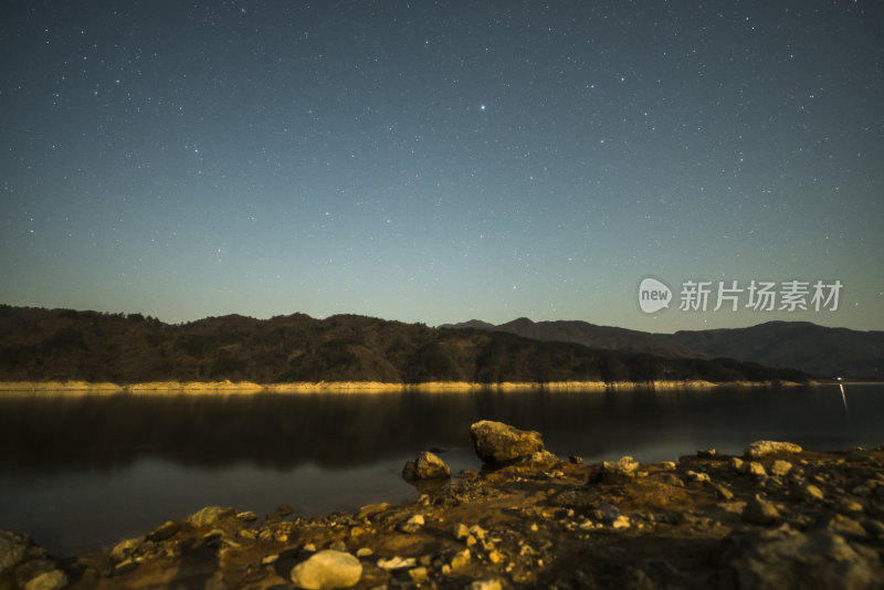 星空下的山水夜景静谧美丽