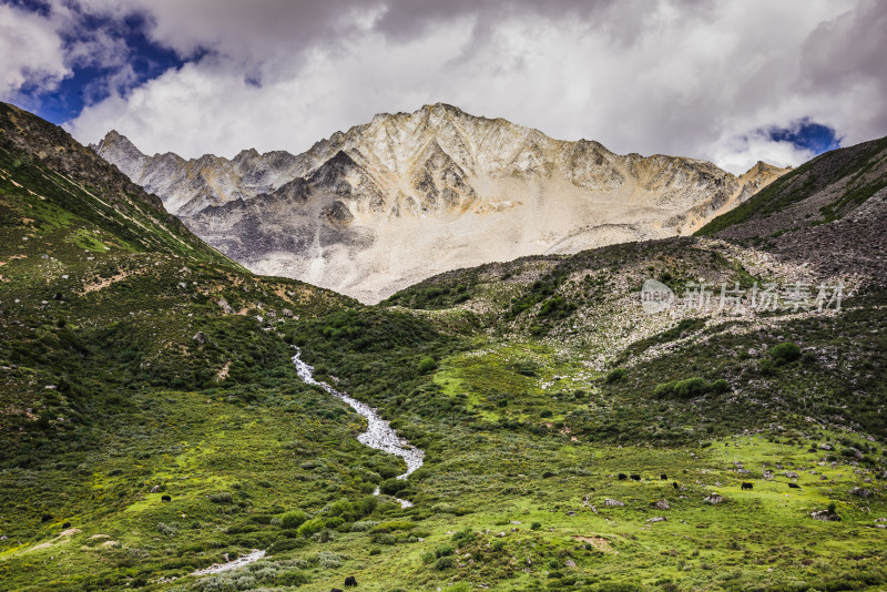 格聂崇山峻岭自然风光