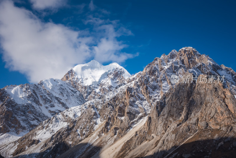 新疆天山山脉雪山山峰