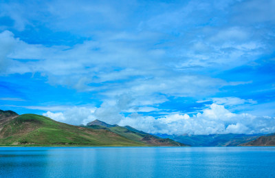 西藏山南羊卓雍措羊湖旅游景区湖泊远山风光