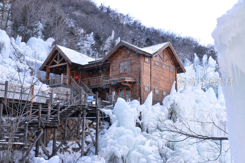 济南九如山冰瀑山间木屋冰雪景观