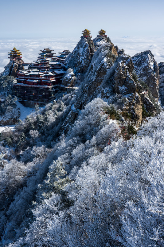 洛阳老君山金顶建筑群雪后云海自然风景