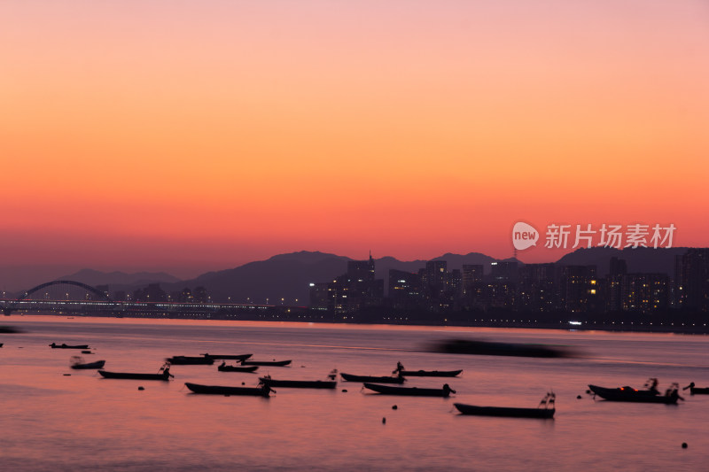 杭州钱塘江畔夜景的延时摄影素材