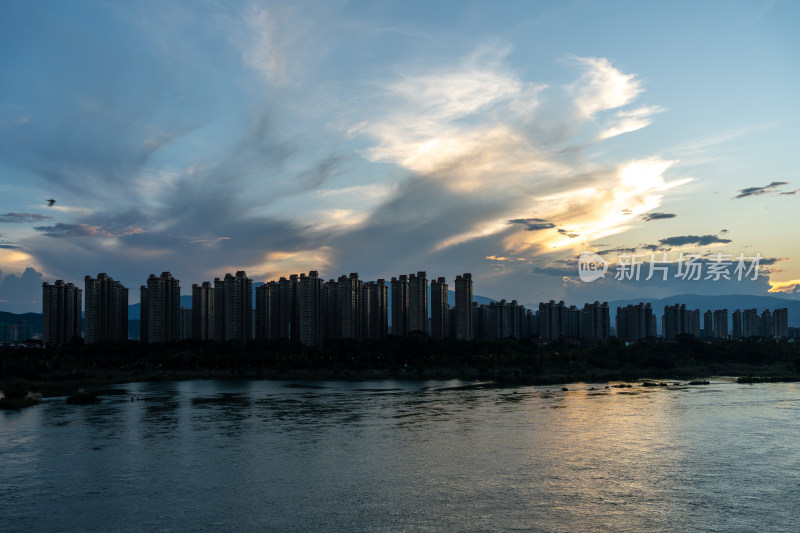 西双版纳城市夜景与流云晚霞