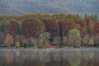 江苏南京灵山风景区前湖秋天秋色倒影