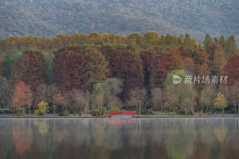 江苏南京灵山风景区前湖秋天秋色倒影