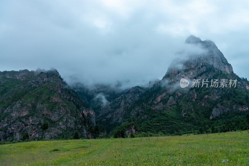 云雾缭绕的山峰