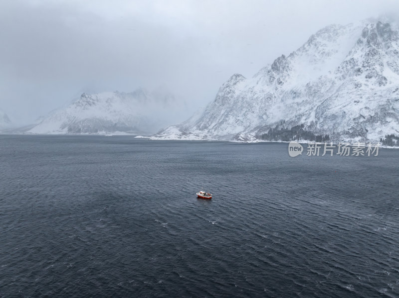 挪威罗弗敦群岛北极圈雷纳冬季雪景高空航拍