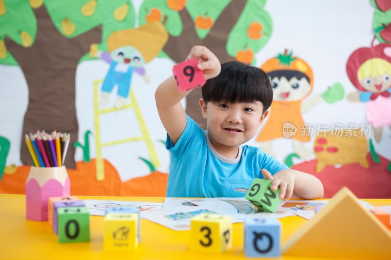 幼儿园儿童玩字母积木