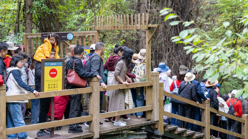 四川九寨沟景区游玩拍照的游客