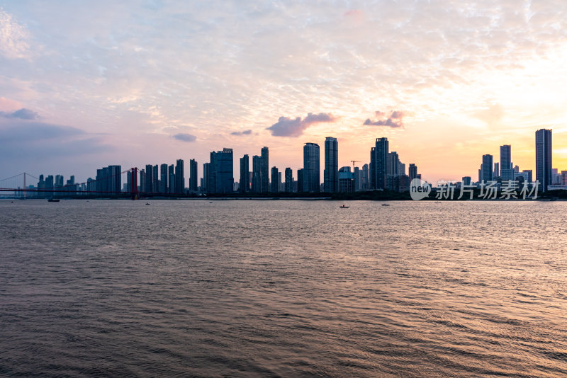 黄昏夕阳晚霞中的武汉长江大桥黄鹤楼景观