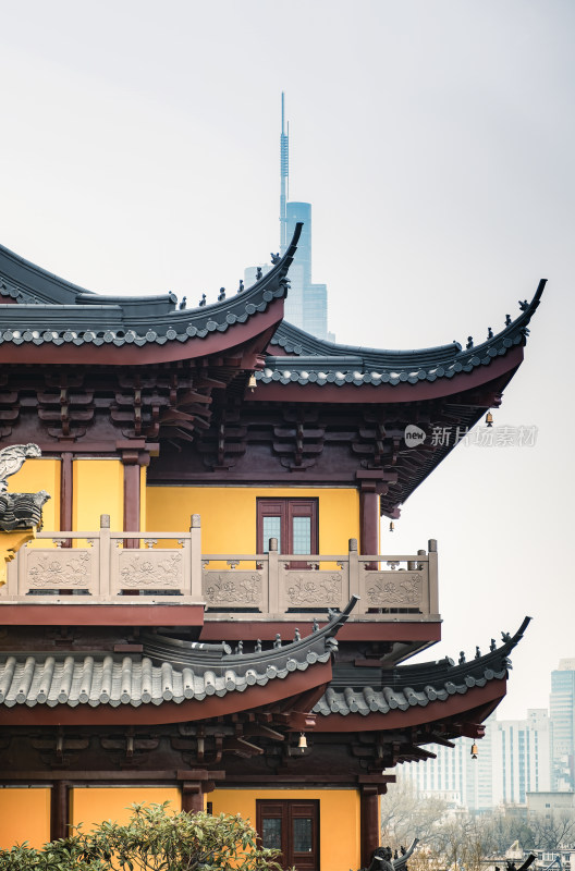 南京鸡鸣寺中式古建筑与现代高楼同框