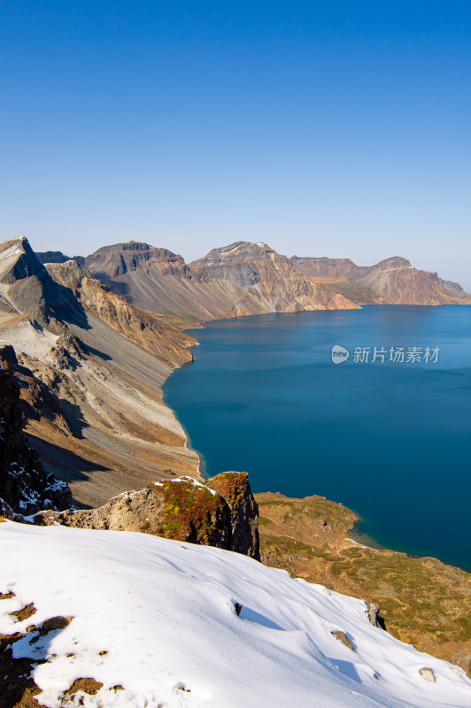 雪后蓝天白云下长白山天池南坡的侧面风景