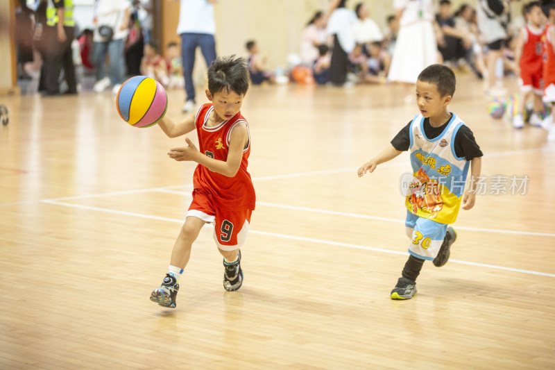 幼儿体育大会中的篮球对战