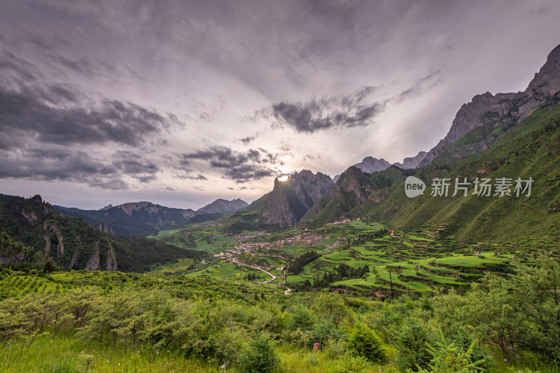 蓝天白云山峰