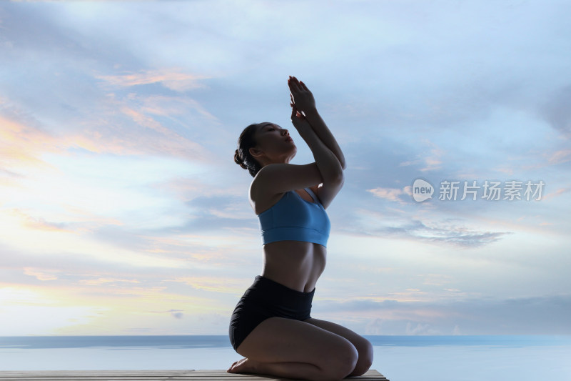 年轻女人在水面上练习瑜伽