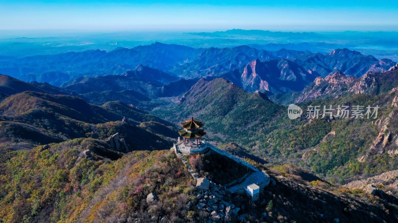 秦皇岛市祖山山间亭台处俯瞰群山壮丽景象