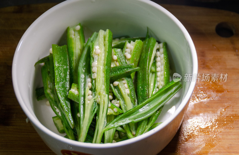 一盘农家美食白灼秋葵