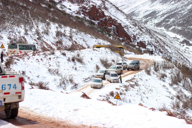 川藏线上雪地山路的各种车祸错车行驶