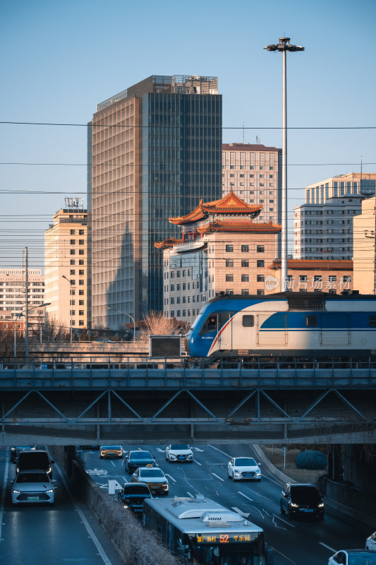 火车行驶在北京CBD背景中国尊