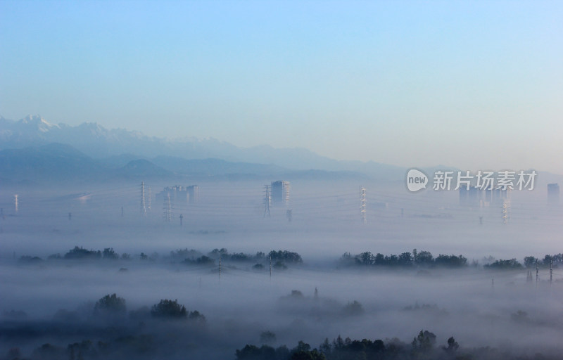 在成都遥望雪山实拍图片