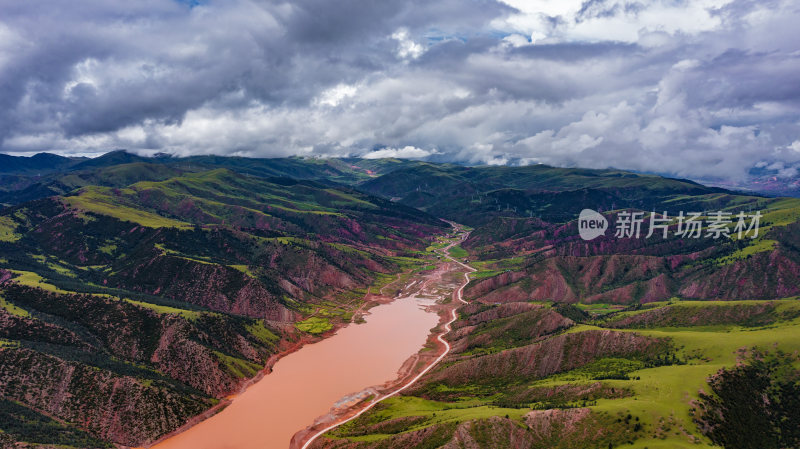 西藏318国道航拍雨季高山河流