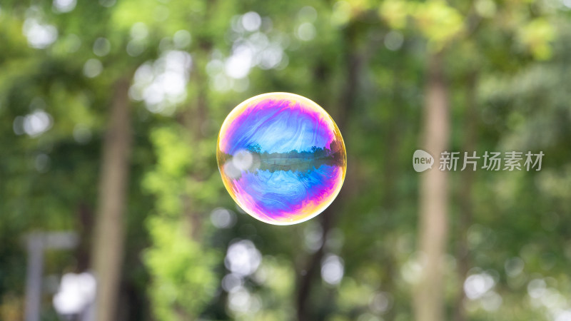 空中的彩色泡泡