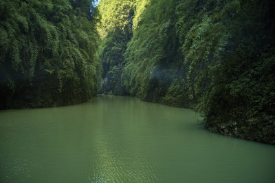 水汽弥漫的峡谷